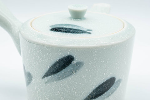 Tezumi — Japanese Kyusu - Porcelain Debeso Teapot - 250ml — closeup of the base