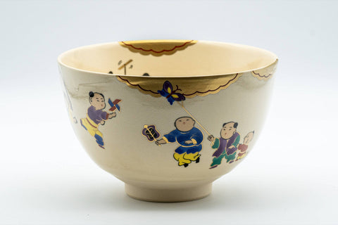 Japanese Matcha Bowl - 郎山 Wan-nari Kyo-yaki Chawan - 450ml - front view showing painted children at play on the cream glaze