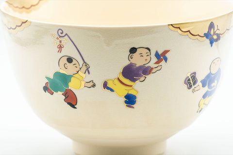 Japanese Matcha Bowl - 郎山 Wan-nari Kyo-yaki Chawan - 450ml - closeup of the painted children playing motif