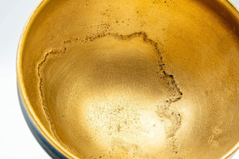 Tezumi — Japanese Matcha Bowl - 三代 北本博 Hiroshi Kitamoto III Tenmoku Glazed Gold Kyo-yaki Chawan - 300ml — inverted showing the foot ring