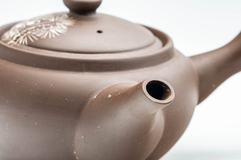 Tezumi — Japanese Kyusu - Brown and White Bamboo Teapot - 375ml — closeup of the decoration