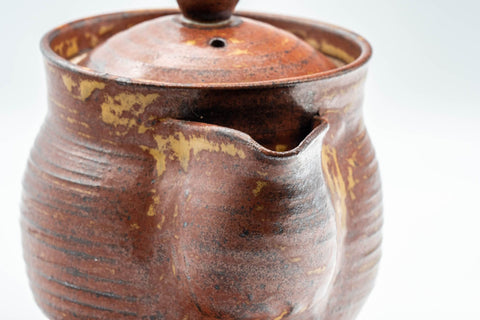 Tezumi — Japanese Houhin - Burgundy Nasu-gata Do-ake Houhin - 400ml — closeup of the decoration