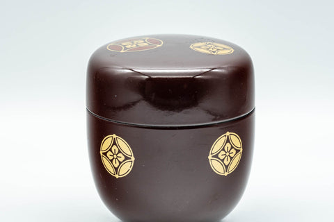 Japanese Natsume Matcha Caddy - Tea Canister - 七宝 Lacquer Natsume - 120ml - overhead view of the lid showing the gold and red shippo motif