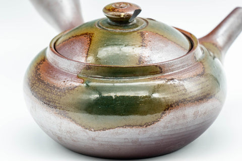 Tezumi — Japanese Kyusu - Ash Glazed Banko-yaki Teapot - 225ml — closeup of the base