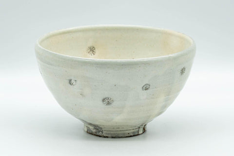Tezumi — Japanese Matcha Bowl - Sugi-nari Chrysanthemums White Chawan- 400ml — front view