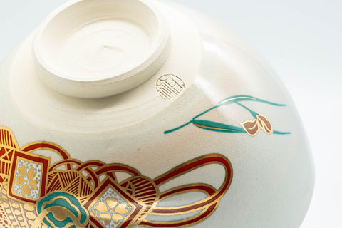 Japanese Matcha Bowl - Floral Kyo-yaki Chawan - 400ml - underside of the bowl showing the foot ring and decoration