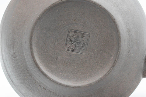 Tezumi — Japanese Kyusu - Dark Grey Side-Handle Teapot - 300ml — closeup of the base