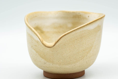 Tezumi — Japanese Katakuchi - Beige White Drip-Glazed Water Cooler - 150ml — closeup of the foot