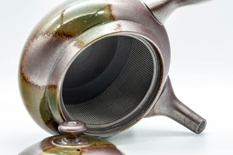Tezumi — Japanese Kyusu - 萬古焼 Obi-ami Banko-yaki Teapot with Green Ash Glaze - 350ml — side profile showing the spout and handle