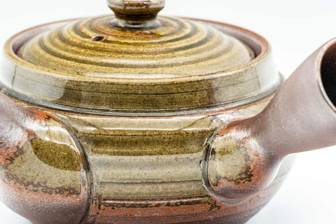 Tezumi — Japanese Kyusu - 萬古焼 Green Ash Glazed Banko-yaki Teapot - 250ml — closeup of the base