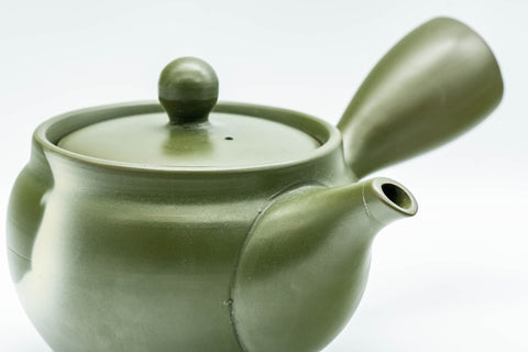 Tezumi — Japanese Kyusu - Green Ryokudei Tokoname-yaki Teapot - 325ml — closeup of the decoration