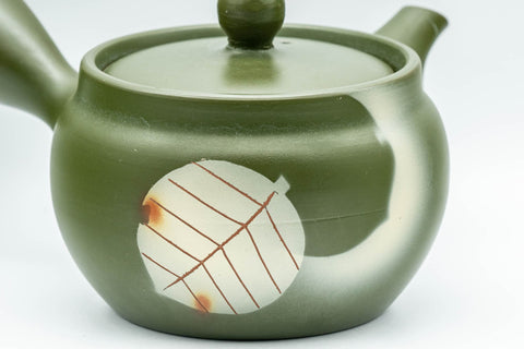 Tezumi — Japanese Kyusu - Green Ryokudei Tokoname-yaki Teapot - 325ml — closeup of the base