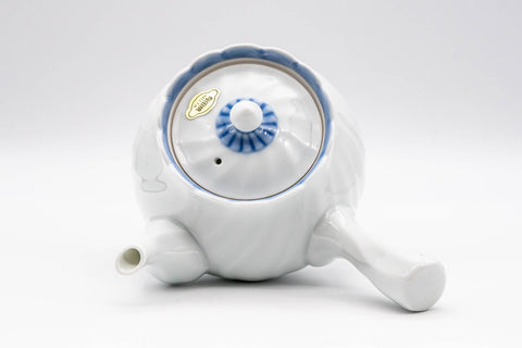 Japanese Kyusu - White Porcelain Arita-yaki Debeso Teapot - 300ml - top-down view showing the blue-trimmed lid