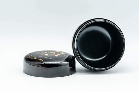 Tezumi — Japanese Natsume - Mt. Fuji Black Lacquer Matcha Tea Caddy - 100ml — closeup of the finish