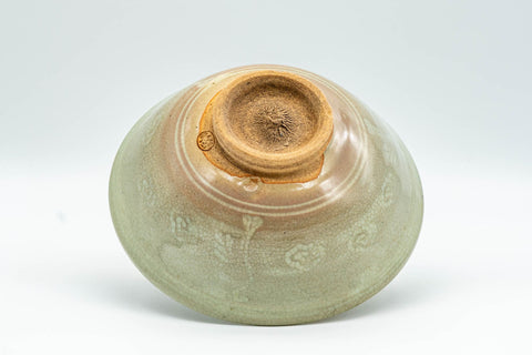 Japanese Matcha Bowl - Crazed Celadon Glazed Hira-gata Mishima Chawan - 200ml - angled underside view showing the foot