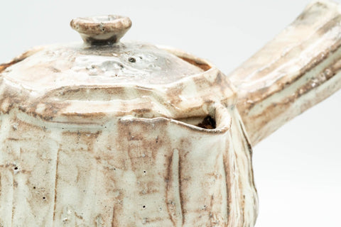 Japanese Tea Set - Notomi Choun, Daikazan Kiln - Beige Hagi-yaki Do-ake Kyusu Teapot with 5 Yunomi Teacups - closeup of the lid and rim