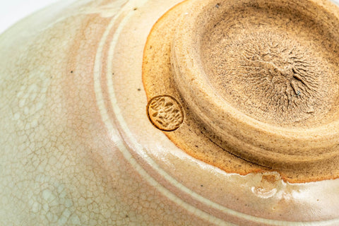 Japanese Matcha Bowl - Crazed Celadon Glazed Hira-gata Mishima Chawan - 200ml - underside closeup showing the foot and maker's stamp
