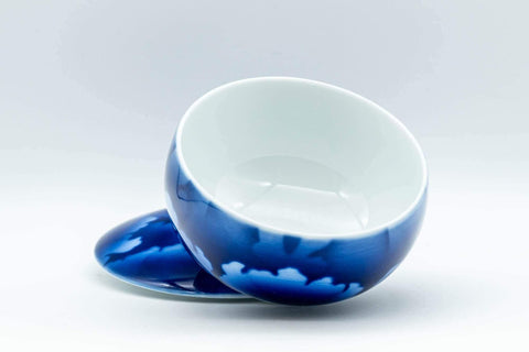 Tezumi — Japanese Teacup - Blue Floral Lidded Yunomi - 150ml — three-quarter view
