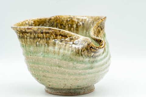 Tezumi — Japanese Katakuchi - Beige Green Crazed Glazed Tea Pouring Bowl - 400ml — closeup of the glaze