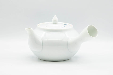 Tezumi — Japanese Tea Set - 畑萬陶苑 Hataman Toen - Arita-yaki Porcelain Debeso Kyusu with 2 Yunomi Teacups — the teapot side view with the handle