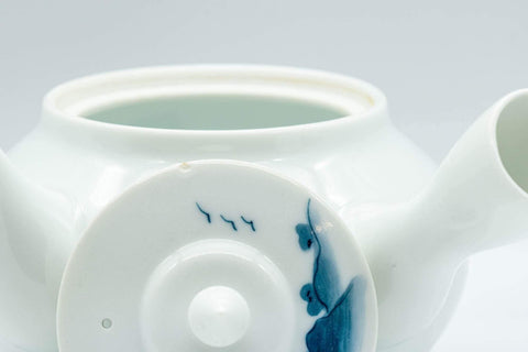 Tezumi — Japanese Tea Set - 畑萬陶苑 Hataman Toen - Arita-yaki Porcelain Debeso Kyusu with 2 Yunomi Teacups — closeup of the decoration
